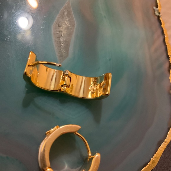 Tory Burch KIRA ENAMEL HOOP EARRING - Picture 4 of 6